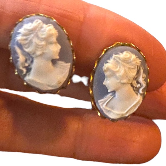 Vintage Cameo clip on earrings. Light blue & white with gold - Picture 9 of 10